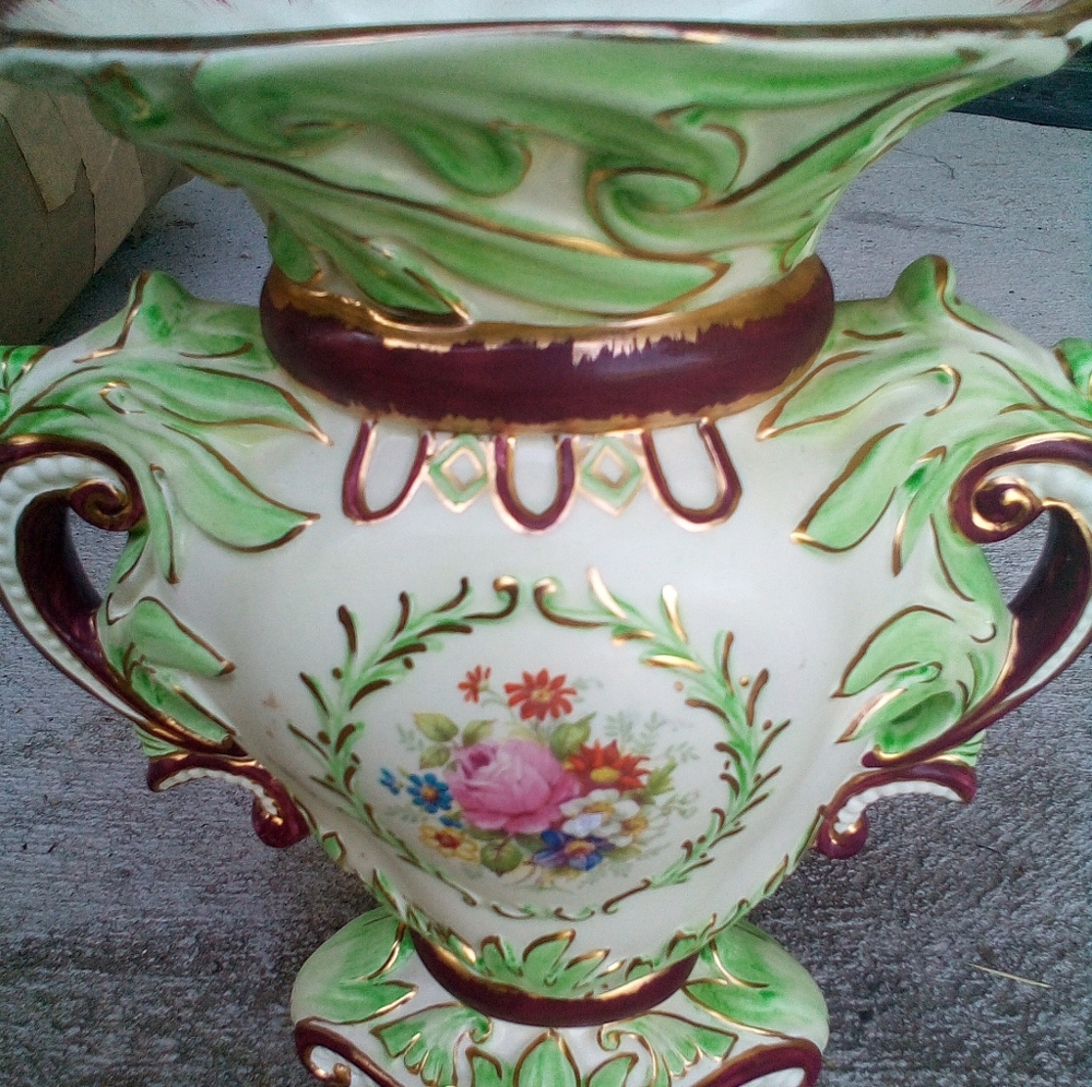 OLD RARE WEDGWOOD & CO.LTD England VASE W FLOWERS BURGUNDY AND GREEN GOLD TRIM